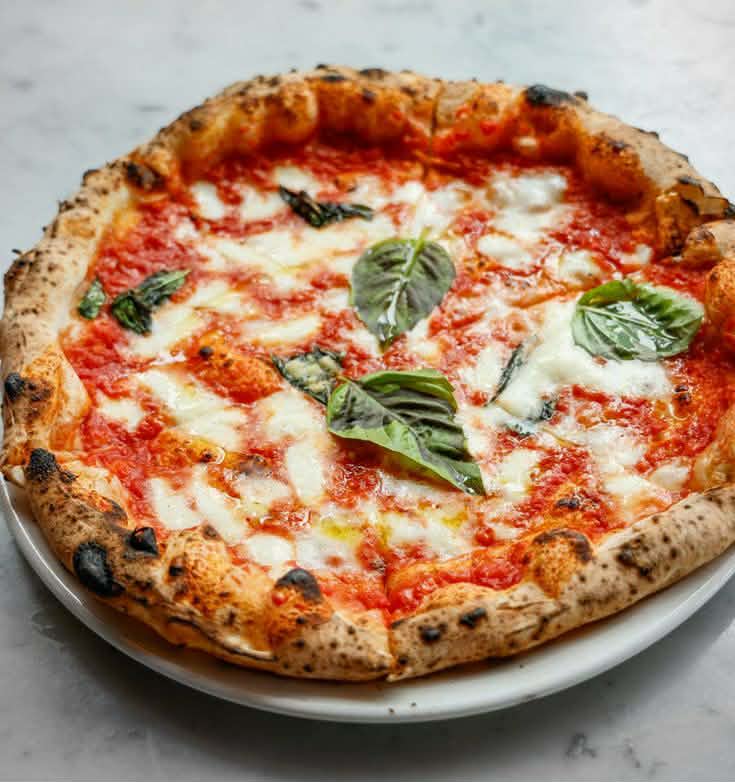 Frissen sült nápolyi jellegű Margherita pizza